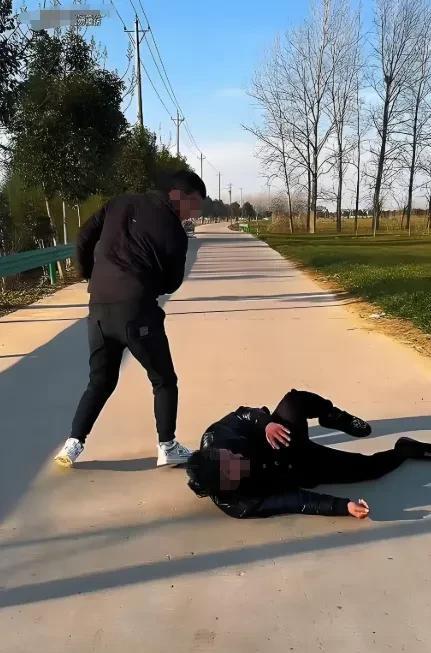 “都这样了还要和稀泥吗？”河南濮阳，13岁男孩无缘无故被中年男子踢了一脚后骂了回