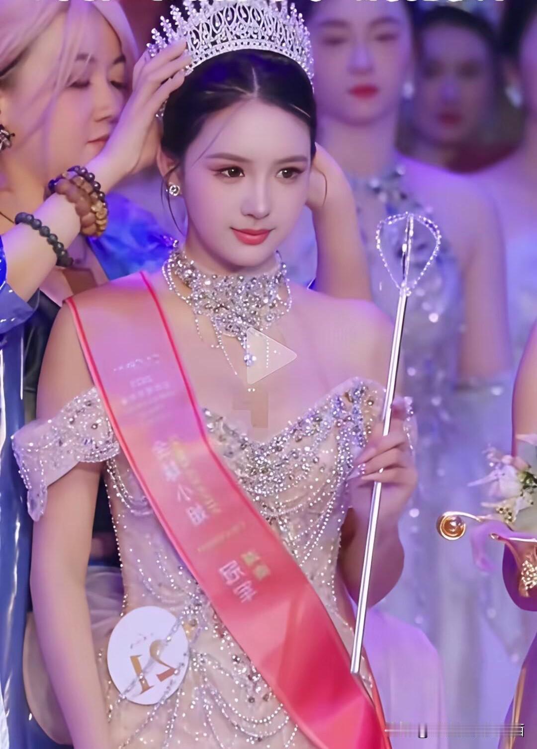 果然是湖南产美女啊，这一位全球选美冠军真漂亮，是集颜值和气质于一身的标准美女，这