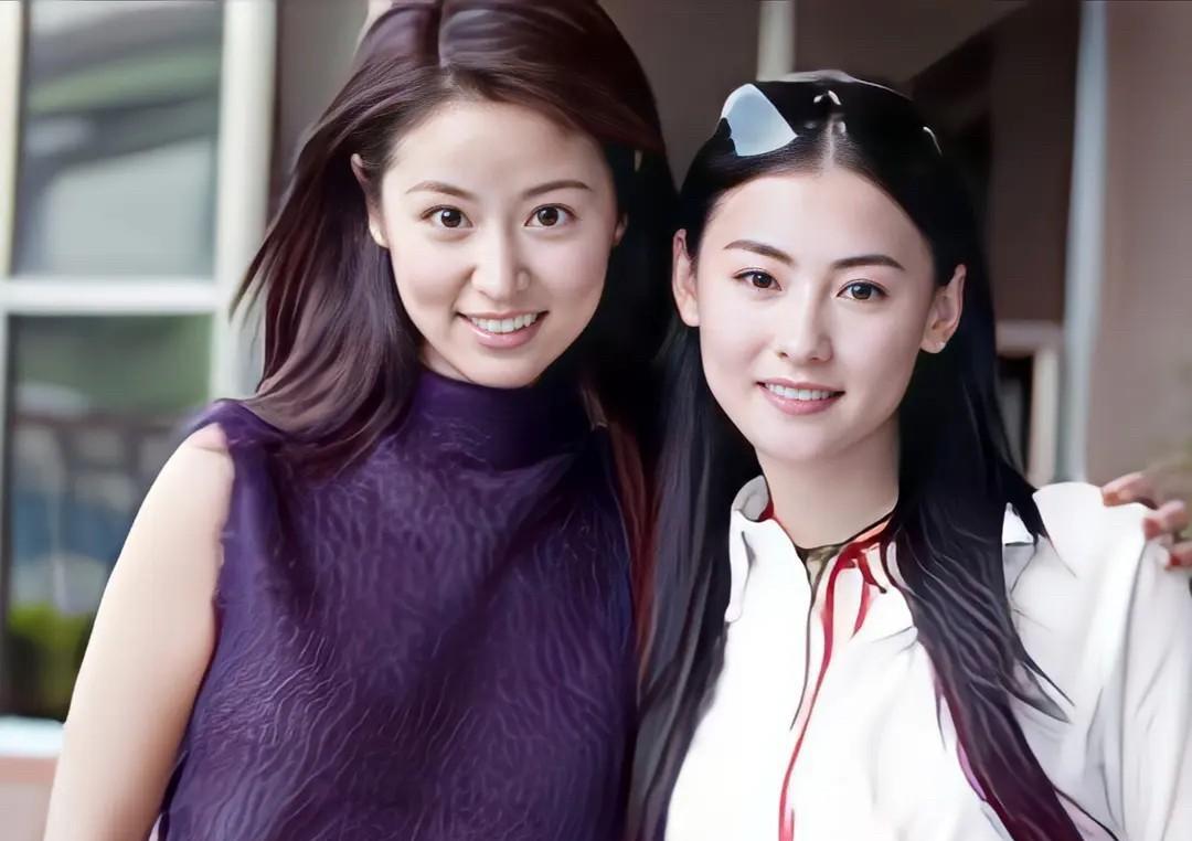 24岁的林心如和20岁的张柏芝，来自台湾和香港的两位酒窝美女同框，一个大方甜美，