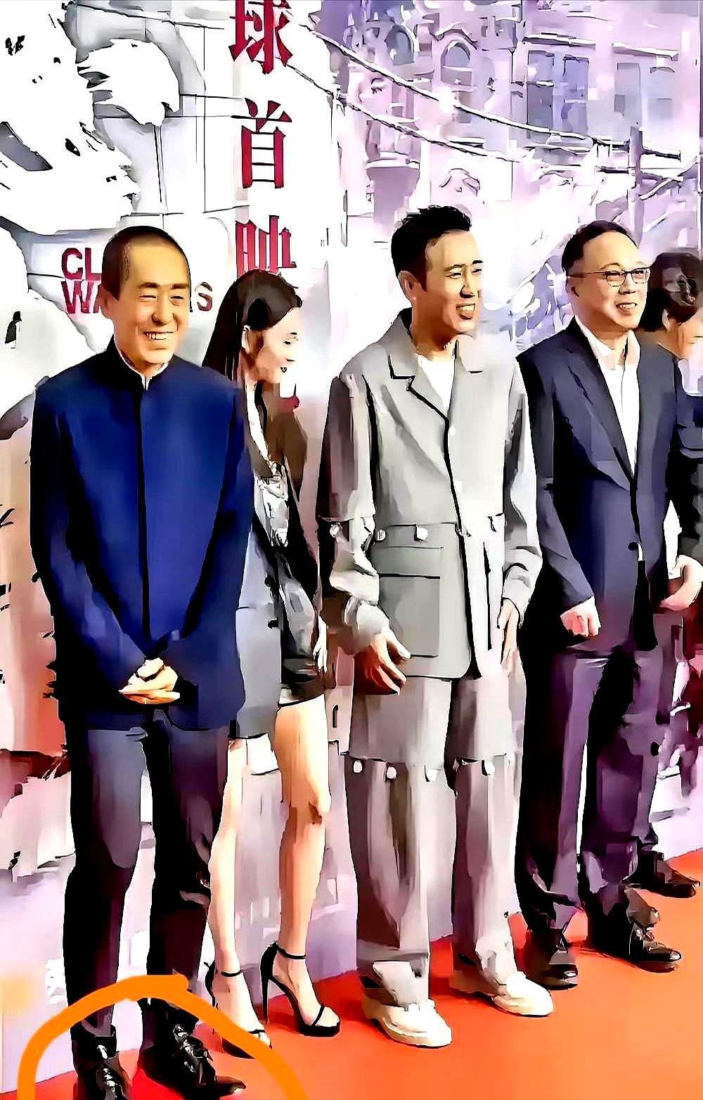 74岁的张艺谋，拍片能镇住千人剧组，却败给一张合影。红毯上，他脚蹬红底“恨