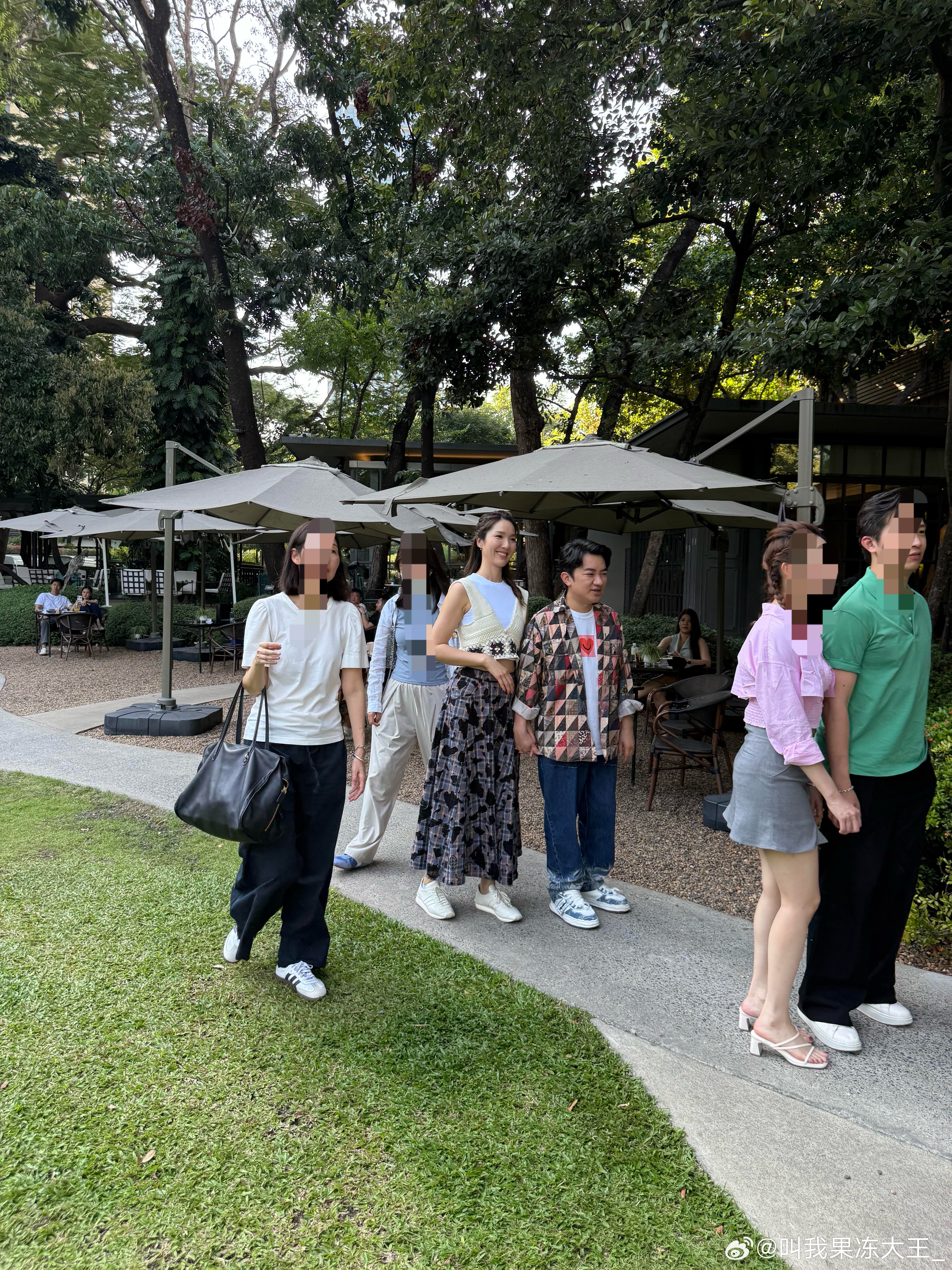 曼谷偶遇王祖蓝夫妇，发现王祖蓝发福了王祖蓝发福了曼谷偶遇王祖蓝夫妇