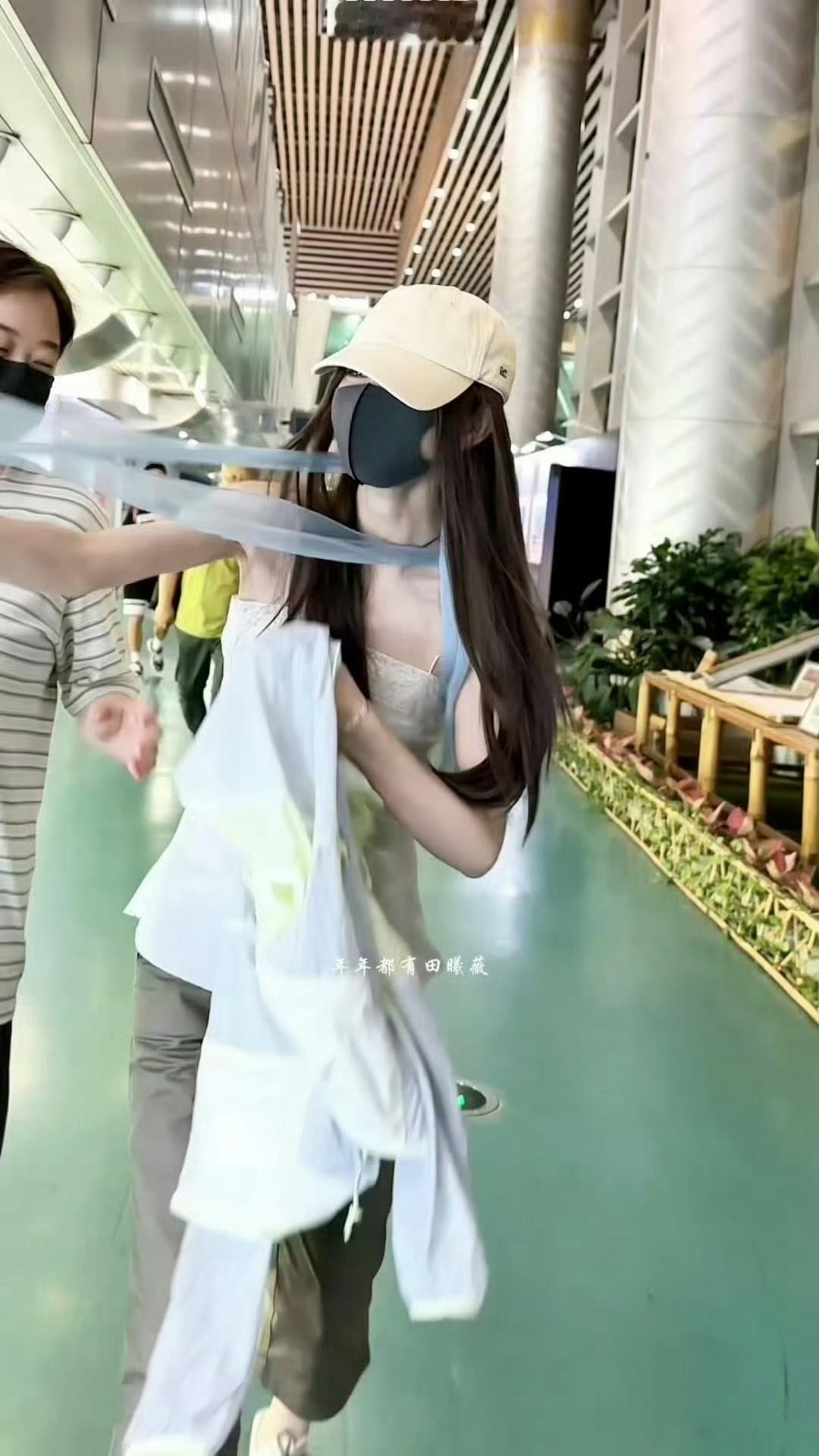 田曦薇就这么皮谁能管得住古灵精怪的田曦薇啊！机场这段笑不活了，帽子口罩捂得严