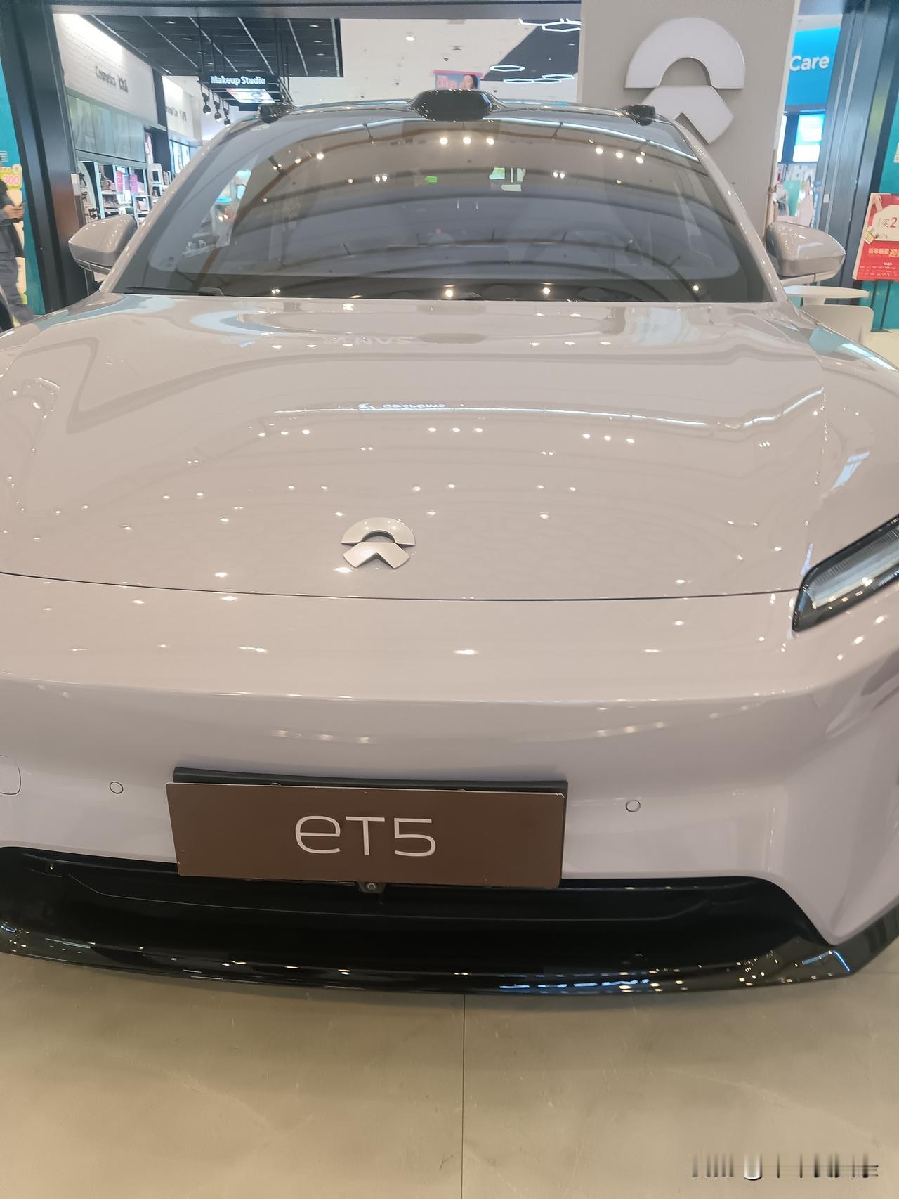 看着嫂子开的蔚来eT5，感觉是30万级里纯电里很懂年轻人的一台。颜值在线，溜背轿