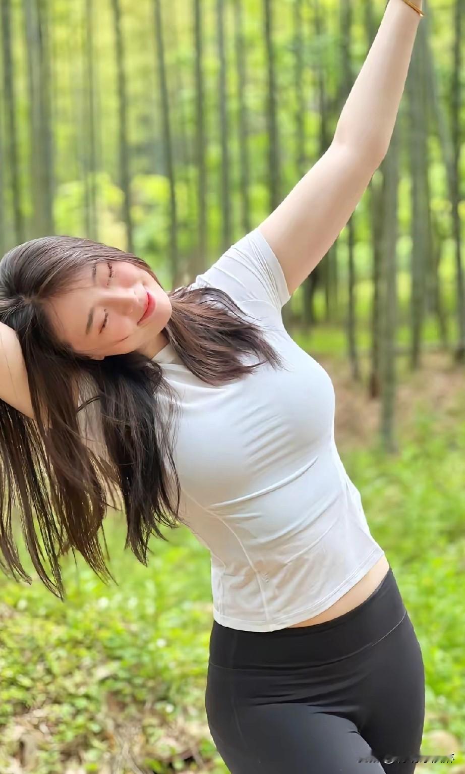 在森林中伸展，感受自然的美好与自由