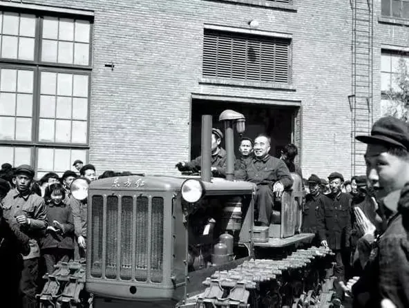 1961年，朱德参观中国一拖。当他看见东方红拖拉机时，75岁高龄的朱老总甩开拐杖