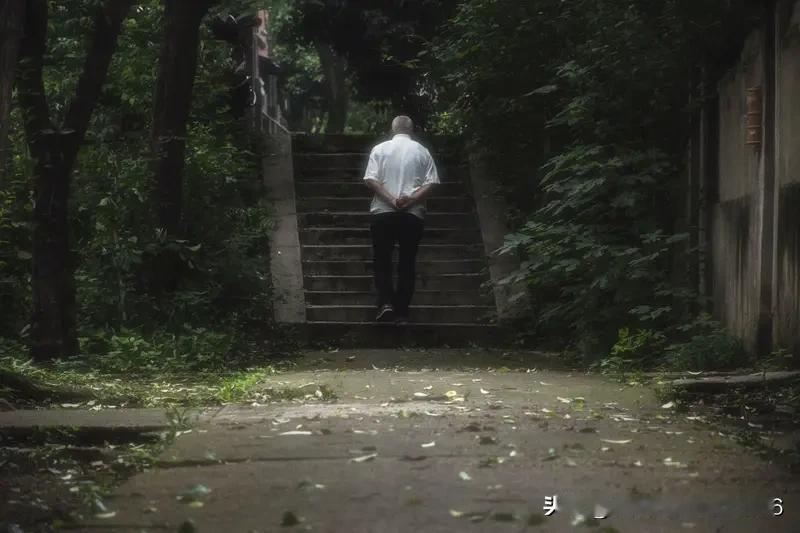 退休之后，平静自由的生活确实妙不可言。就像我认识的一位大爷，退休后把家里多余的物