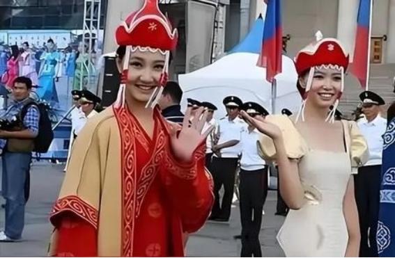 乌兰巴托的街头又闹起来了。民众的怒火烧向腐败的官员，防暴警察的盾牌与抗议人群