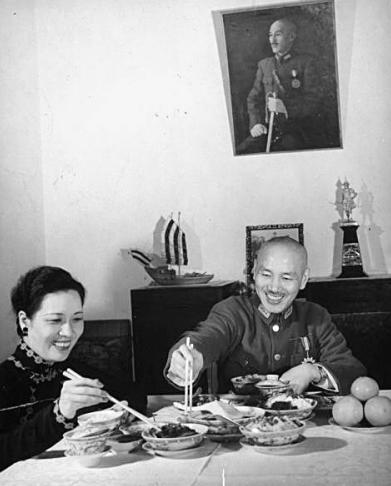 蒋介石这个人很多讲究，比如：不抽烟、不喝饮料、不喝酒、更不品茶，平时就喜欢喝30