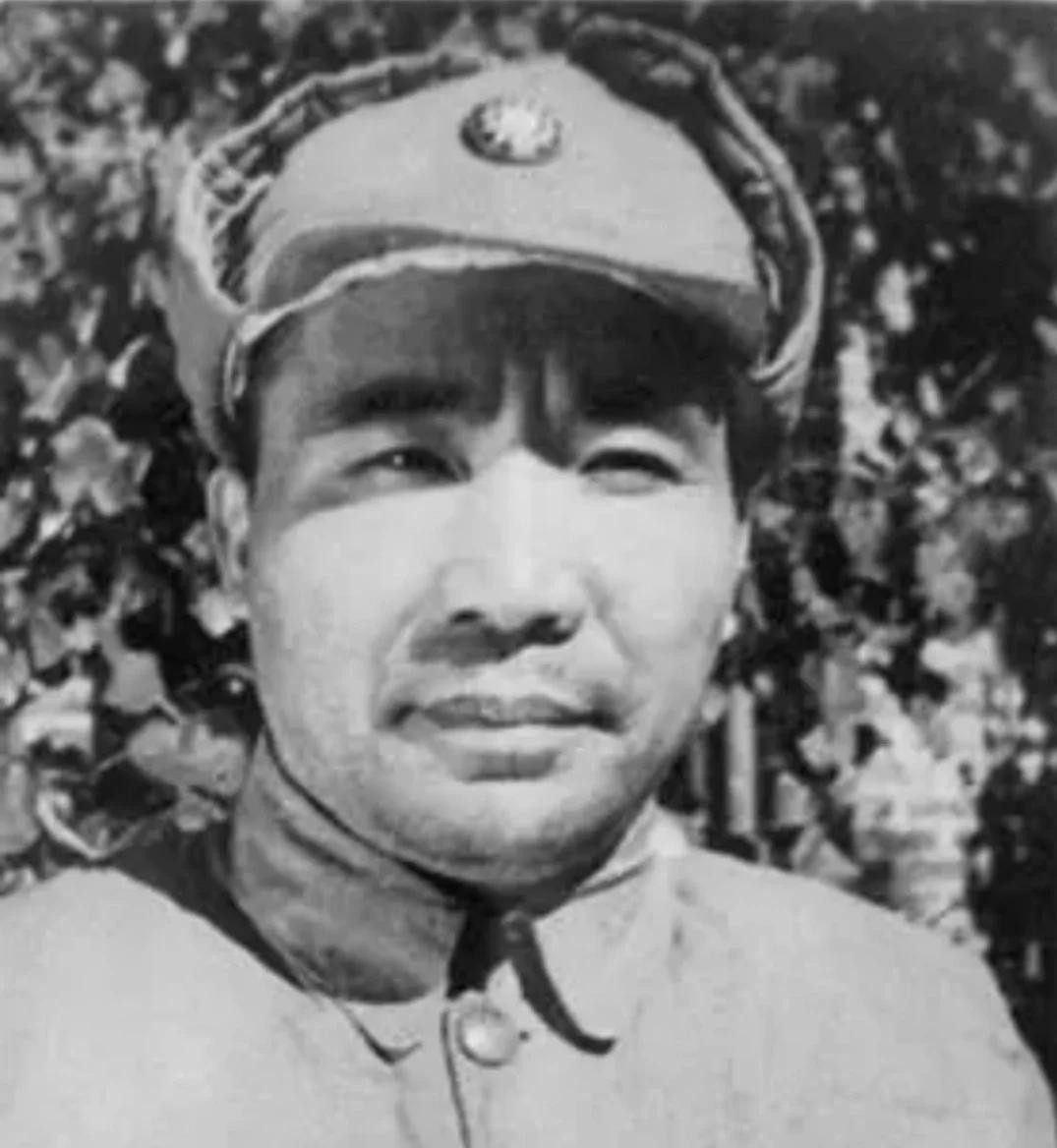 1935年，王耀武得知手下俘虏了一个红军师长，兴冲冲的跑过去准备审讯，可当他看到