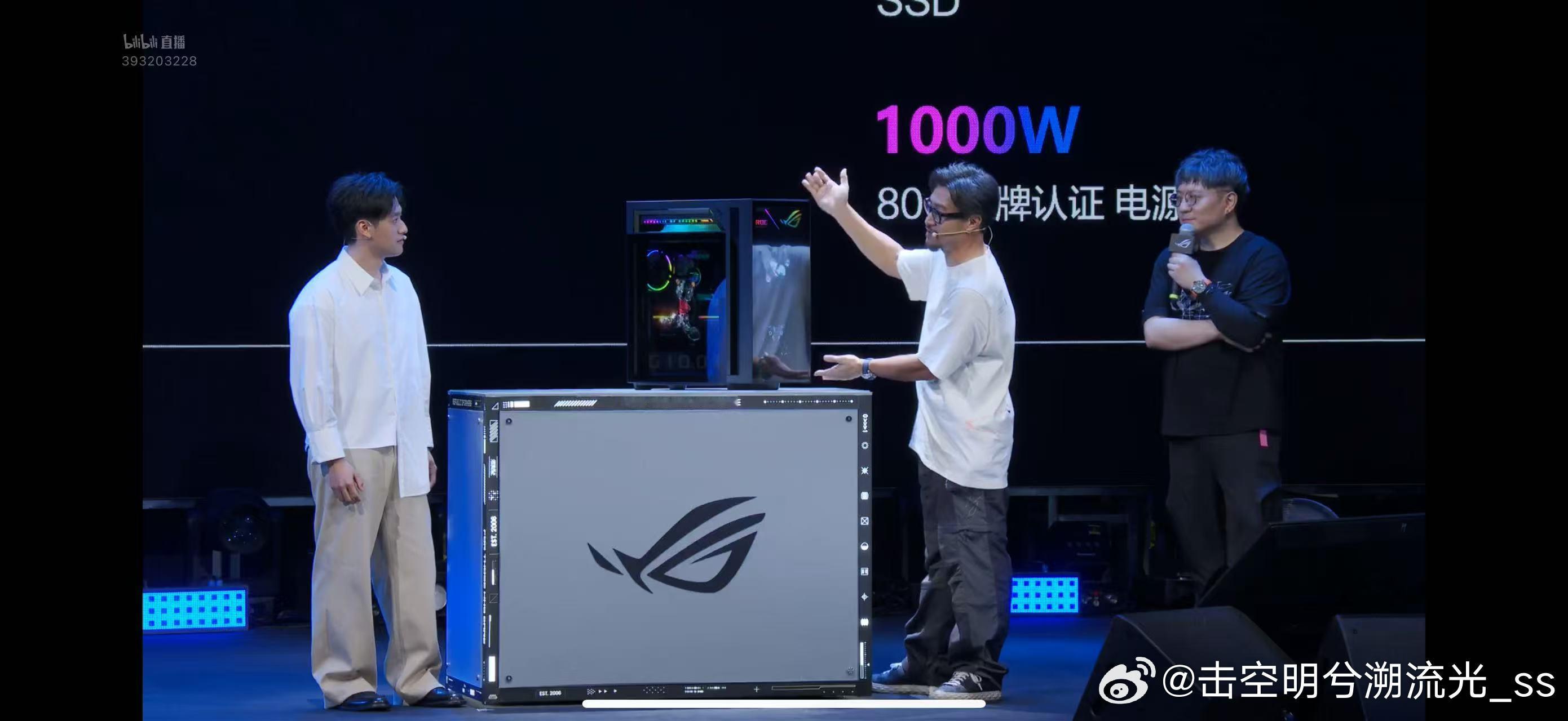 枪神10Plus超竞版屏幕堪称一绝！18英寸MiniLED星云原画屏3.0，