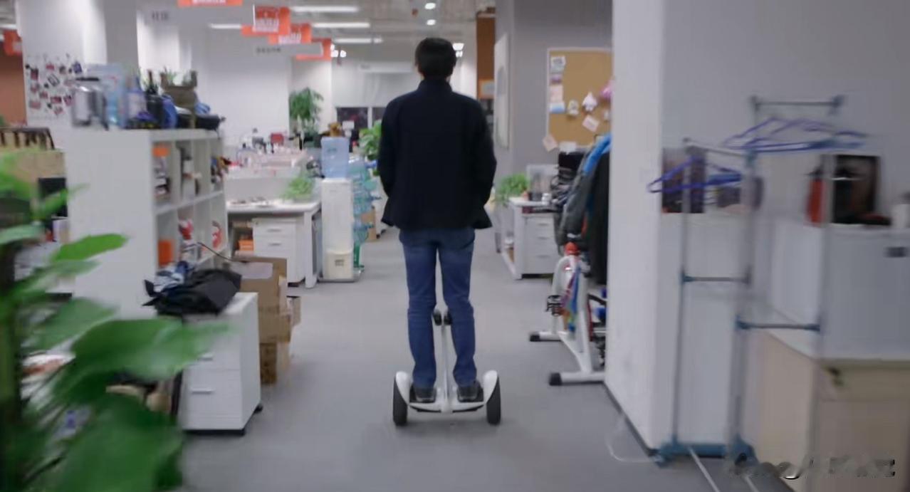 小米老板雷军在半夜踩着平衡车在办公室穿梭的背影，看上去有点落寞，他在思考公司面临