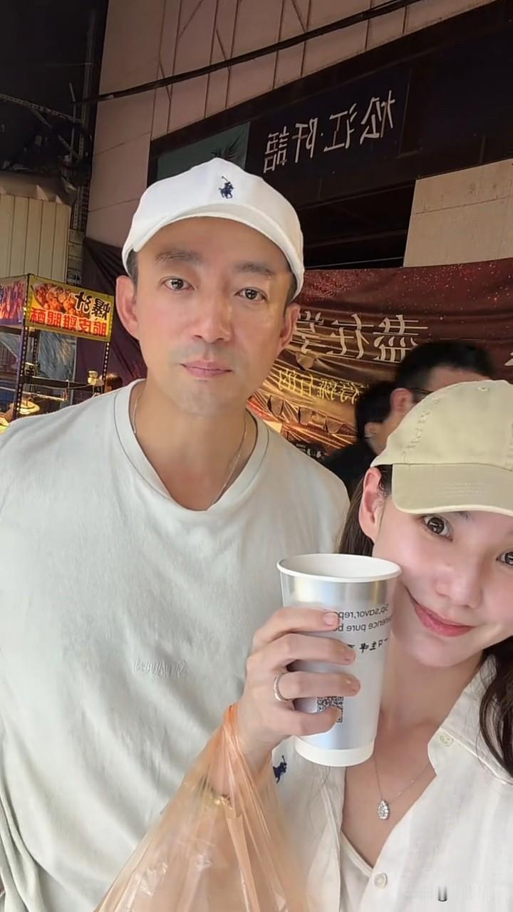 汪小菲马筱梅带小箖箖逛台北夜市……夜市里卖甘草芭乐的阿婆是箖箖的好朋友，阿婆1