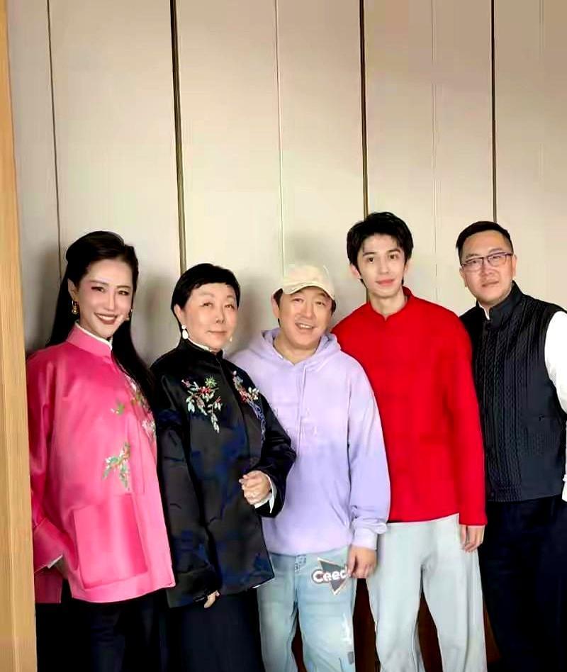 影帝黄渤，在家给岳父倒酒得弓着背。你没看错，一米八的岳父稳坐主位，黄渤侧身斟满