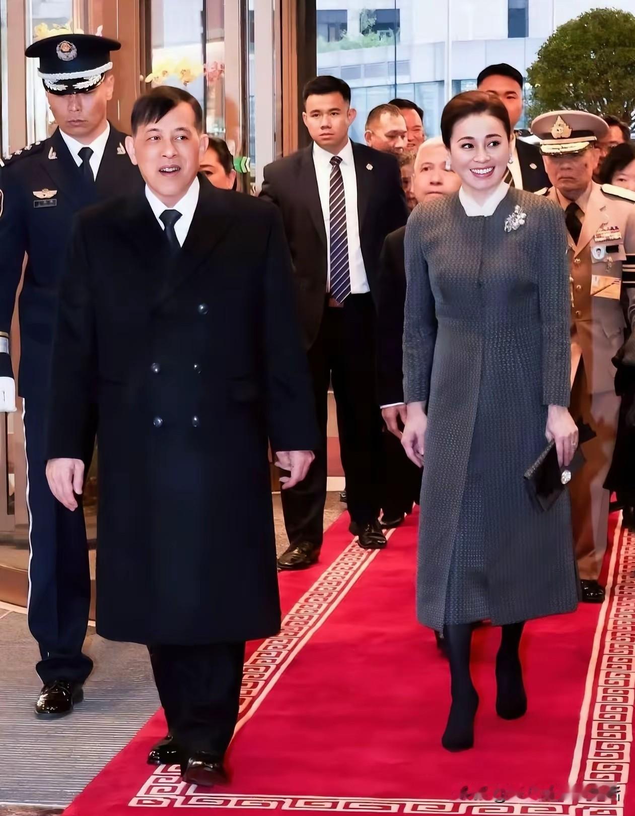 因为在国葬期，只能穿很朴素的衣服，但是苏提达王后的气质神采真的是一流。昨天短短