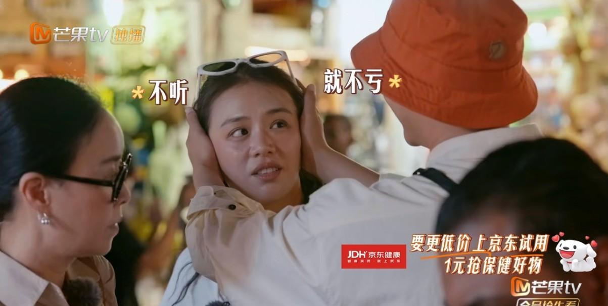 被马思纯张晚意这段笑疯了！马思纯张晚意一起去埃及逛夜市买东西杀价，马思纯看上一