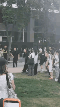 这人谁啊？搞不懂怎么这么大的阵仗？