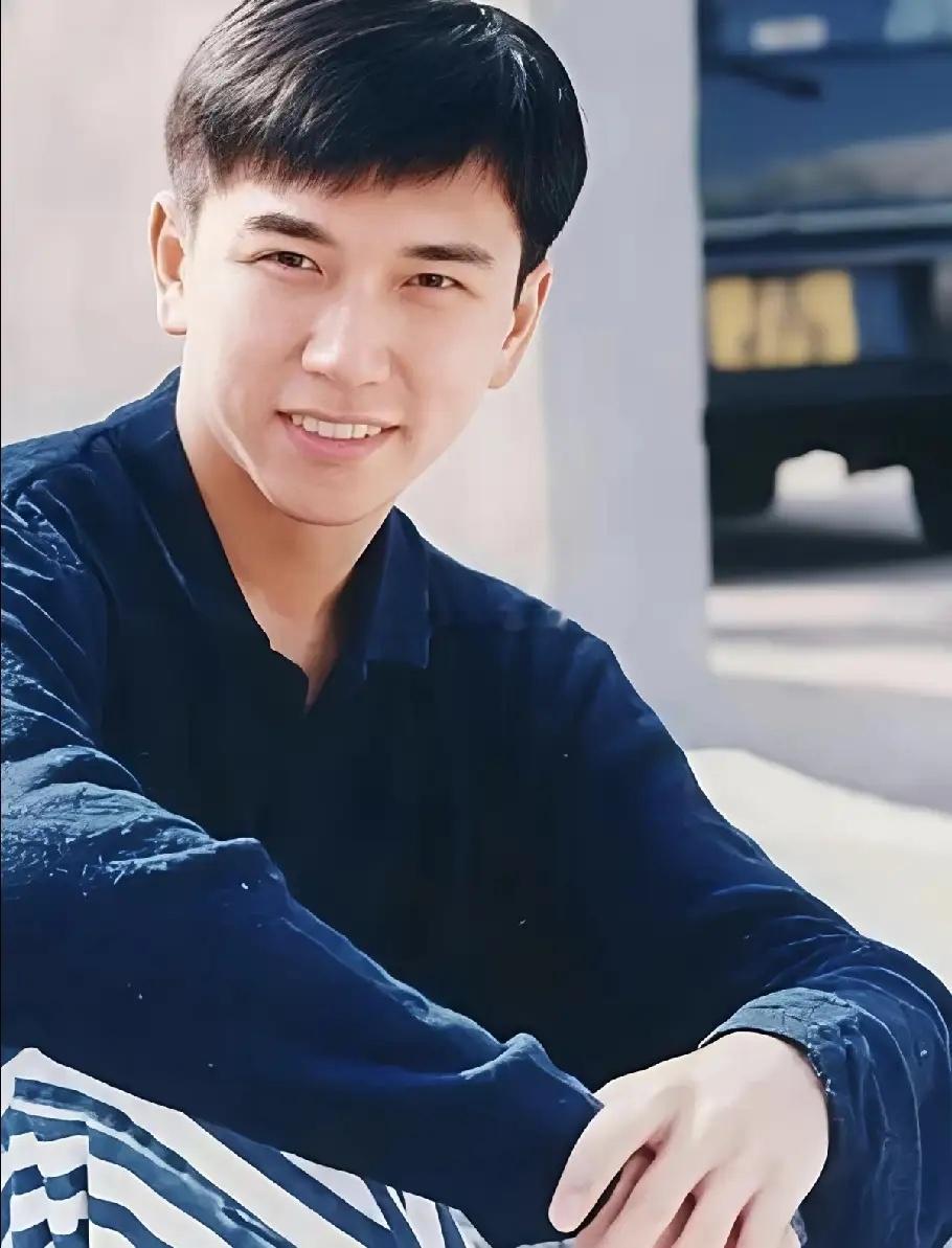 主持人问温兆伦：“你觉得在内地和香港有什么区别吗？”温兆伦说：“我感觉内地的人对