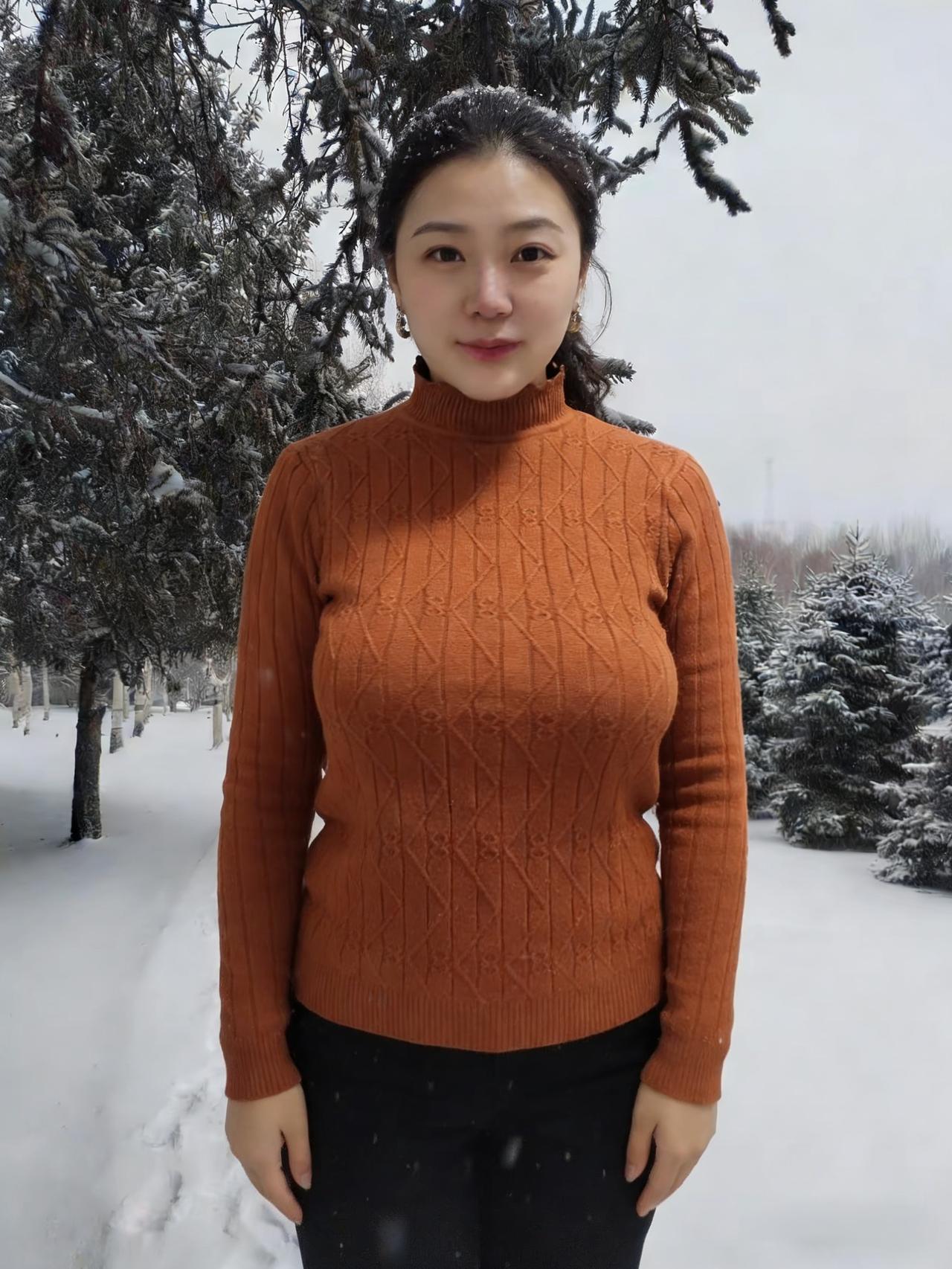 雪把世界，滤成了黑白，只有她，是那一点橘。她的身影，在林间移动，像一颗被雪