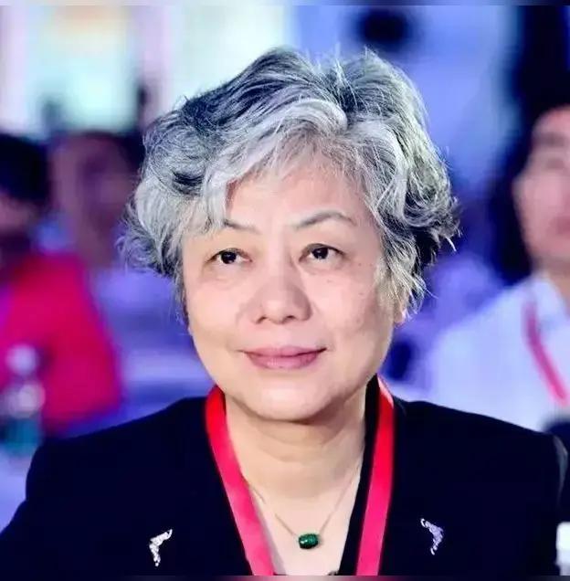 教育小孩是一门功课，很多父母都会做错，比如李玫瑾说的这段话。她说:“与人聊天，少