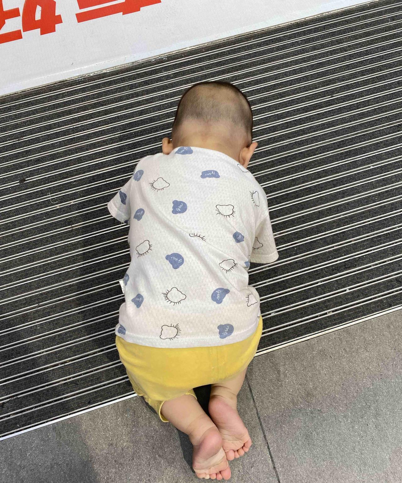 带娃以后才知道：1.三岁以前不要喂孩子吃汤泡饭。2.孩子哭闹的时候家长要统一