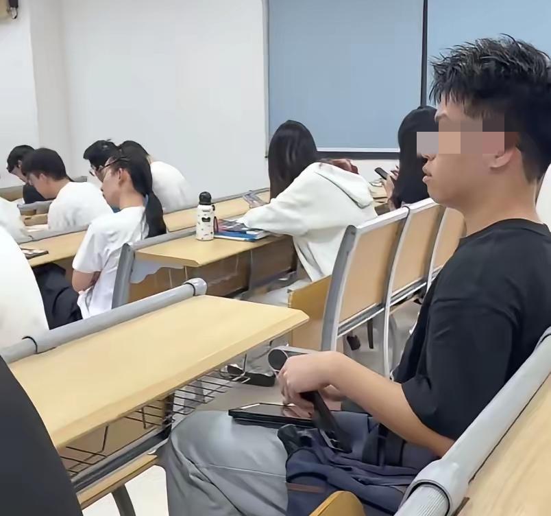 怎么回事，现在偷拍的人为啥那么多？南京审计大学刚有一个，华理也出了一个。现在的