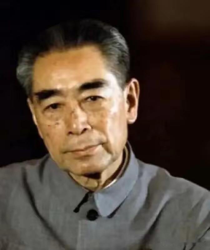 1976年周总理逝世，医生接过寿衣当场暴怒：你们对得起总理吗？真相催人泪下