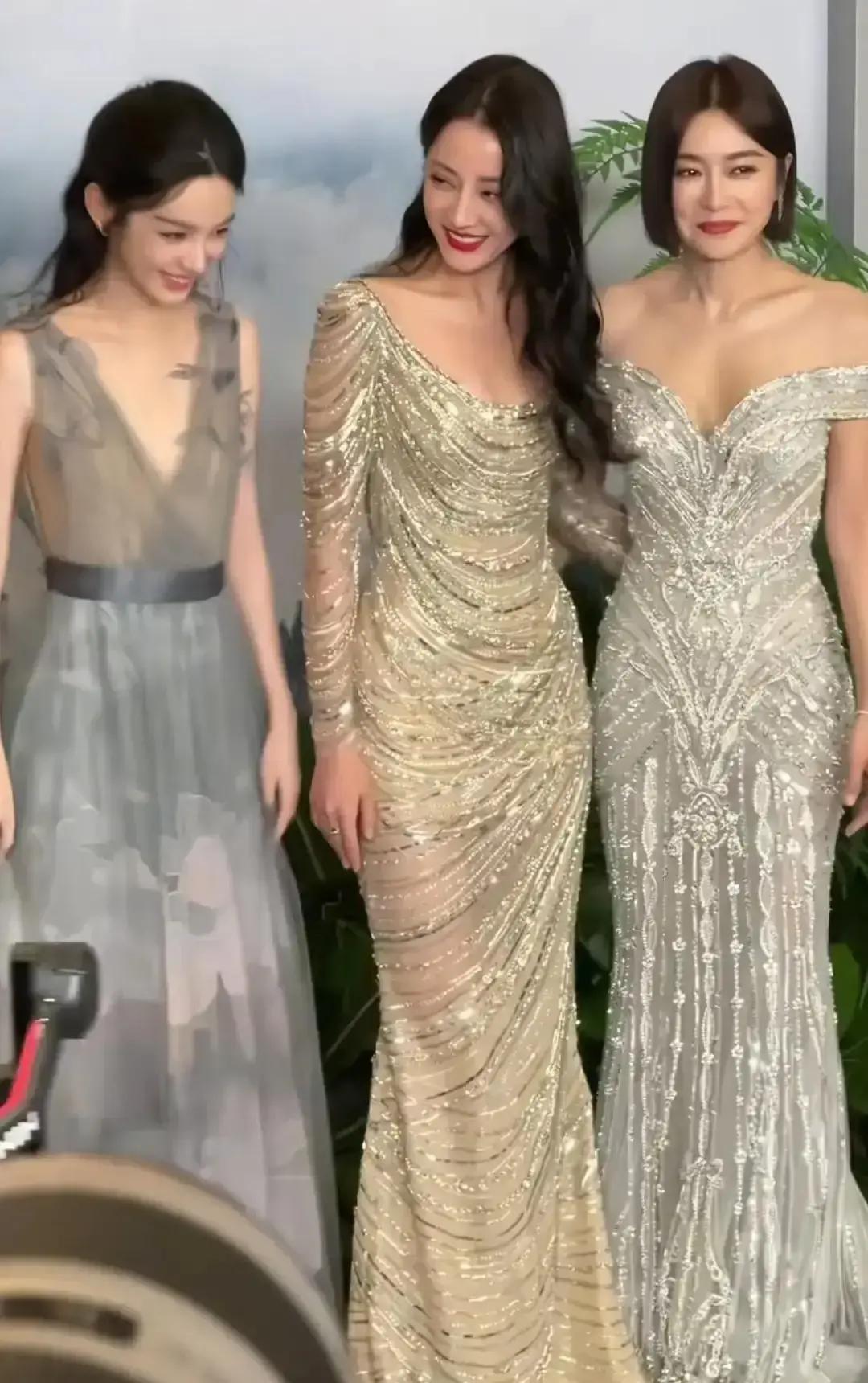 秦岚把C位让给热巴那一刻，全网安静了。她只往旁边挪半步，镜头却像被谁按了暂