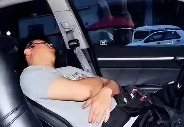 “冤不冤？”四川成都，一男子酒后躺在别人的车上睡觉，在被民警叫醒、跟着民警下车后
