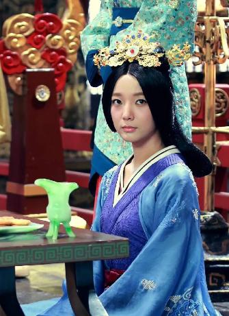 公元前91年，太子刘据在湖县被迫自杀，汉武帝笑着将消息告诉皇后卫子夫。卫子夫痛哭