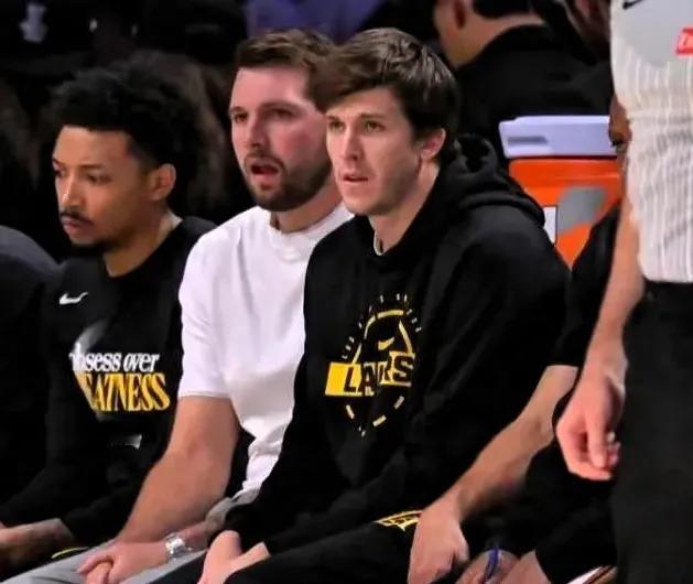 场边的里弗斯和东契奇有趣对话～里夫斯：咱俩不是球队的老大老二...