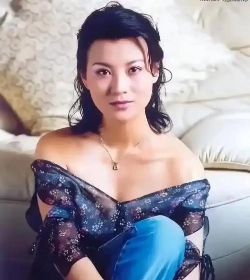 史兰芽27岁嫁刘斌，一年就离了，原因特别干脆，她不生孩子。1998年，27岁
