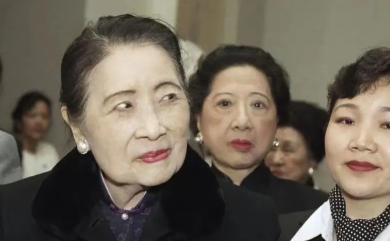 2003年，106岁的宋美龄在美国公寓里安详离世，她御用了20多年的厨师等几十名