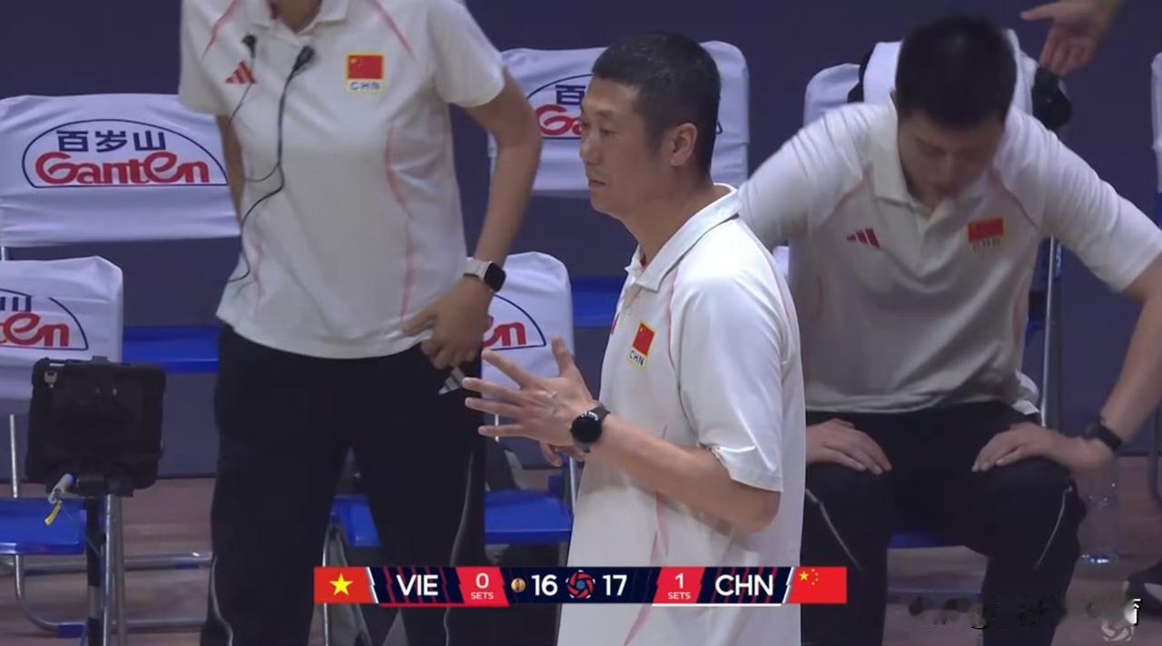 还得靠老二传刁琳宇上场救火啊！第二局陈厚羽的发球连得3分，帮助中国女排10-5拉