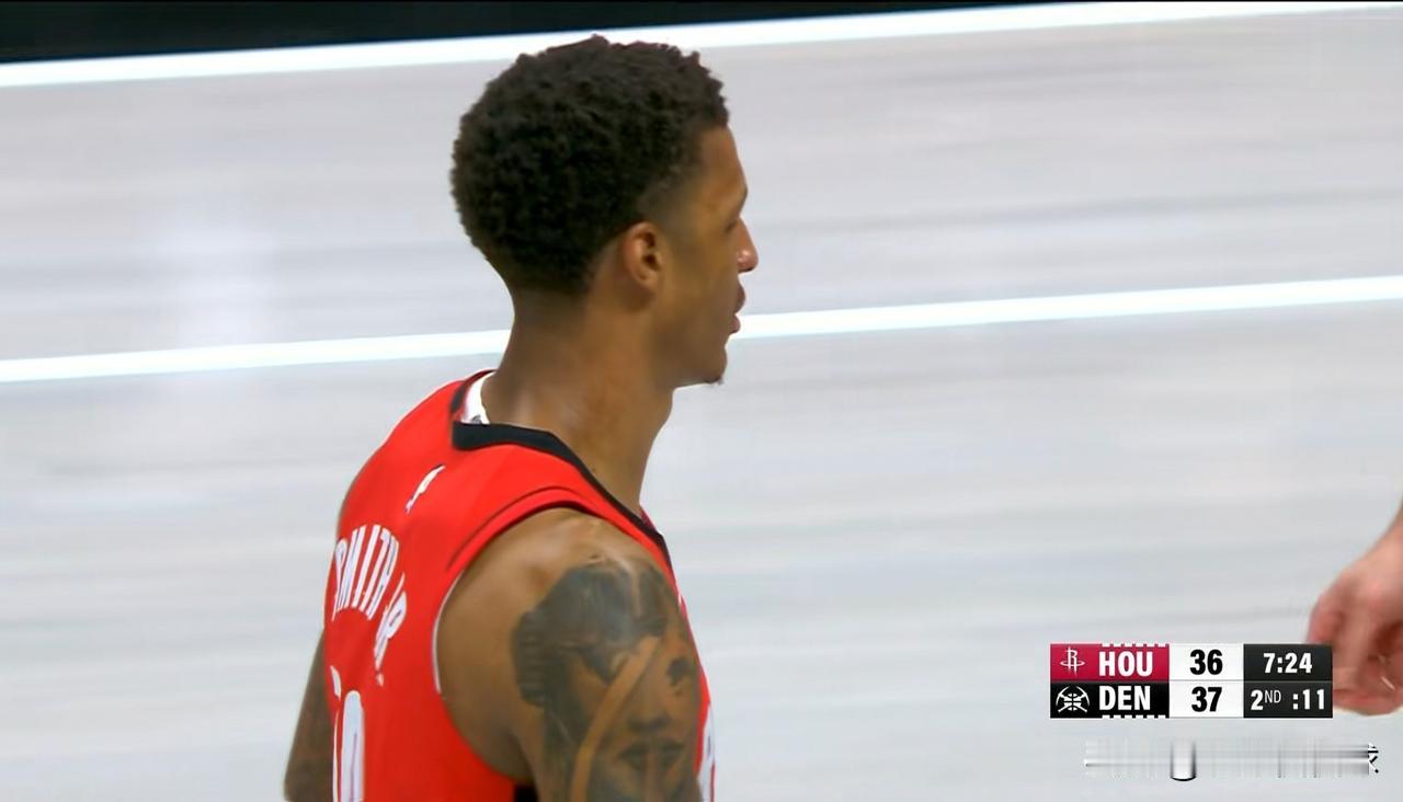 火箭大将小史密斯真是越来越强了！在今天火箭客场以115：101轻取掘金的比赛中，