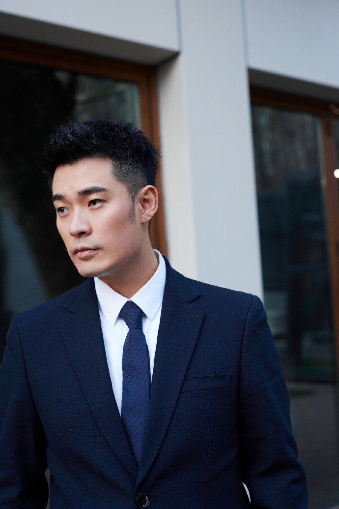 黑西装搭配玻璃房，整个人看起来十分的清冷矜贵，独坐在椅子上的那种氛围感一下子就有