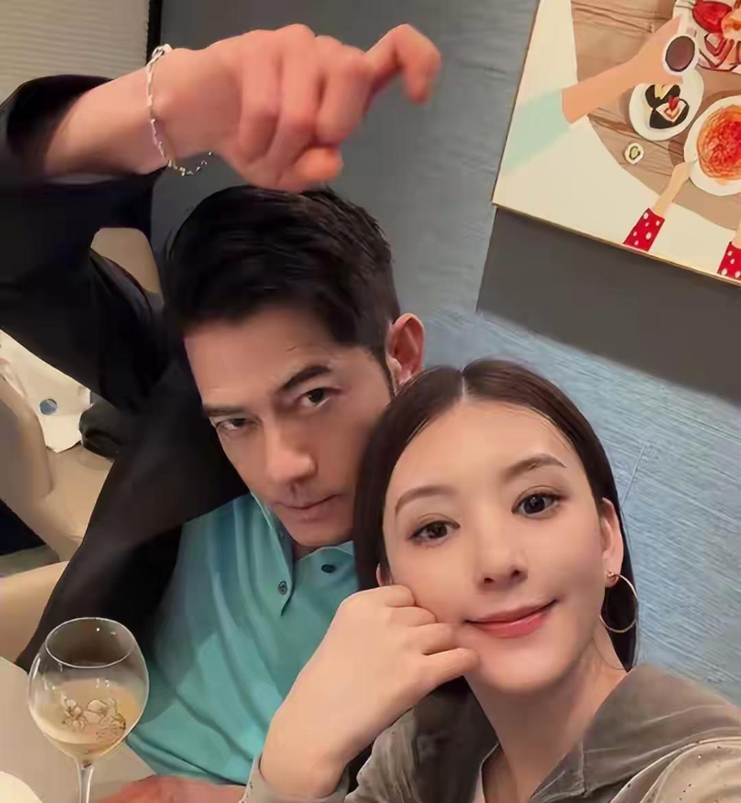 今天刷到郭富城的瓜，真的笑不活了！本想高调秀结婚九周年恩爱，没想到栽在两个小摆件