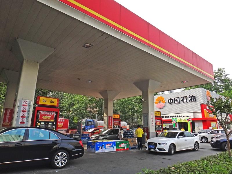 油价涨爆了！普通人的钱包扛不住了家人们，先别划走！今晚加油的都哭了，油价直