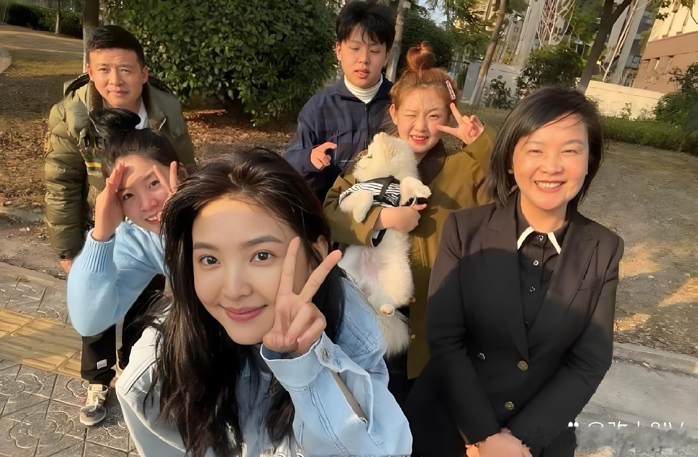 章若楠一家子，她是中了基因彩票那个吧。