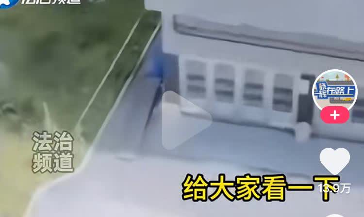 一男子出门准备上班，住在五楼的他，开门后发现楼梯没了？！楼梯呢？！小区没