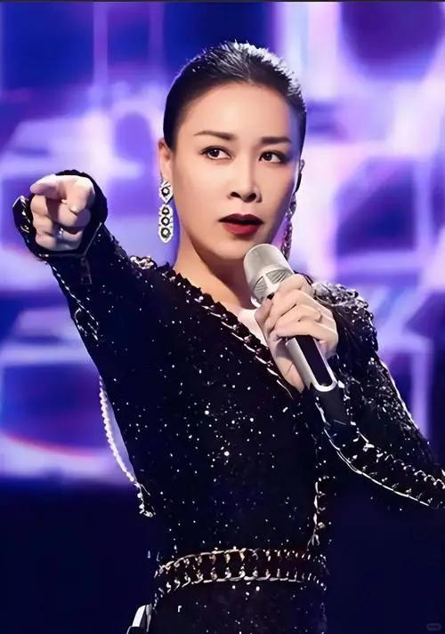 那英这下估计后槽牙都要咬碎了！自己在国外陪女儿上学，老公被爆出轨，还把人带回家