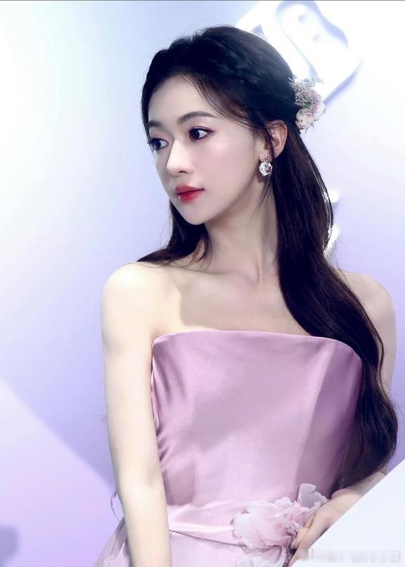1.依靠女儿带来的关注度，高云翔重新获得工作机会，陆续接到不少线下商务邀约。2