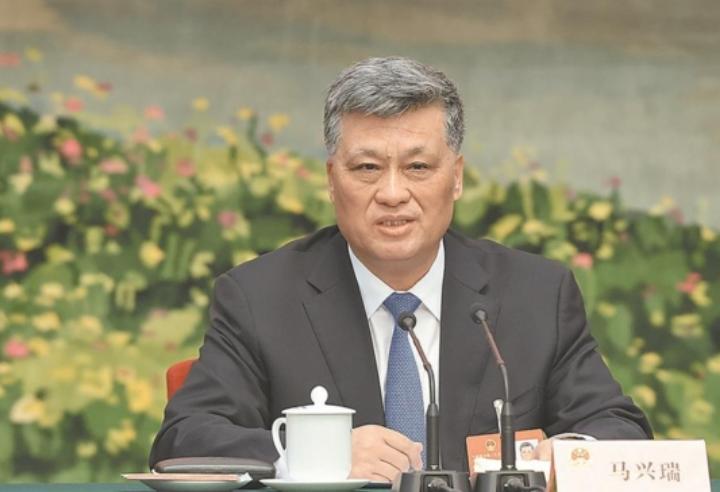 马兴瑞案最值得深究的，不在于他个人收受了多少，而在于替他收受的是谁。通报中点明：