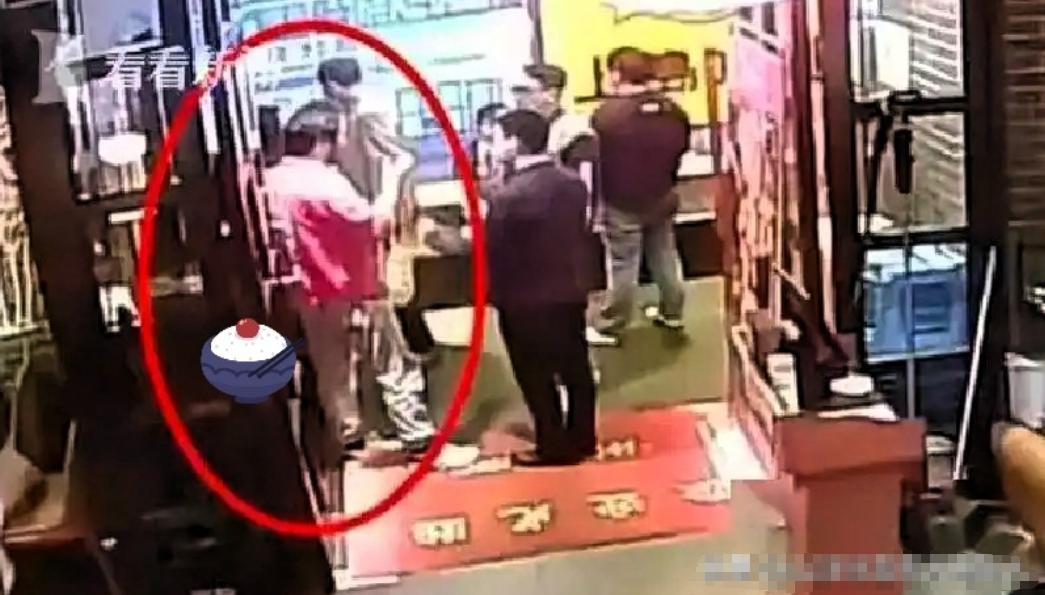 上海外滩和平饭店这次的处理方式，看完格外解气。网传有外籍食客在店内消费大几千元，