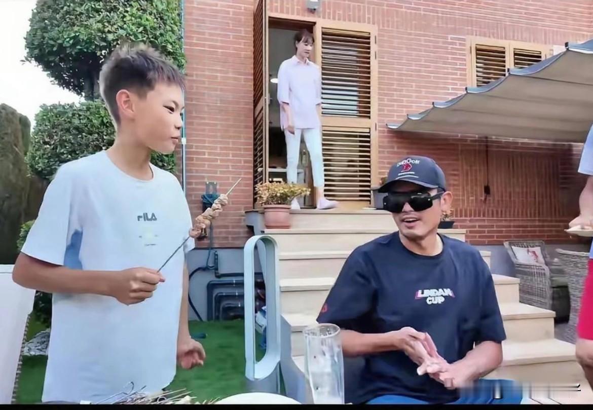 都是体育明星，邹市明看到林丹的生活想哭。林丹夫妇在西班牙旅居带娃，租了一座带院
