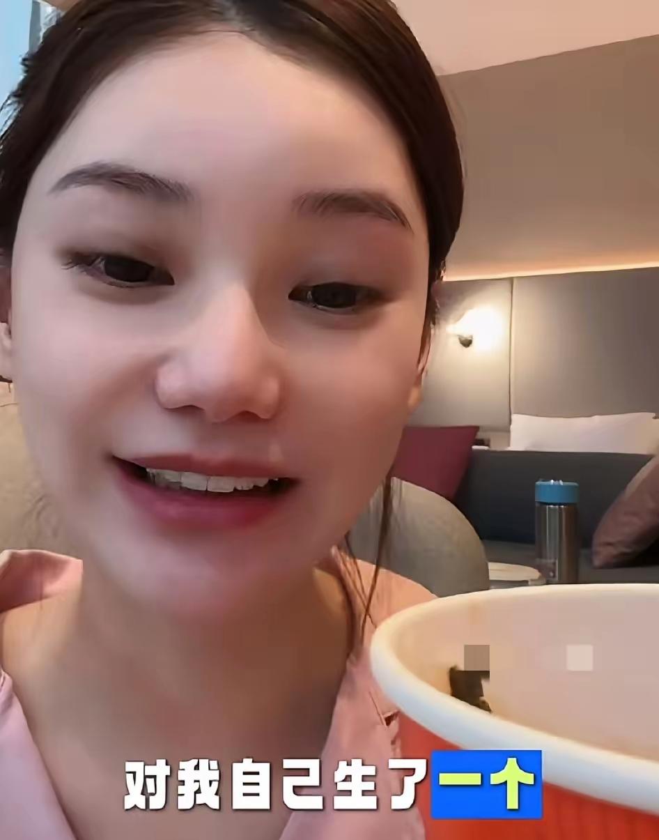 马筱梅直播时严肃回应代孕质疑，直言：“孩子是我自己生的，我没有代孕！黑粉说我肚子