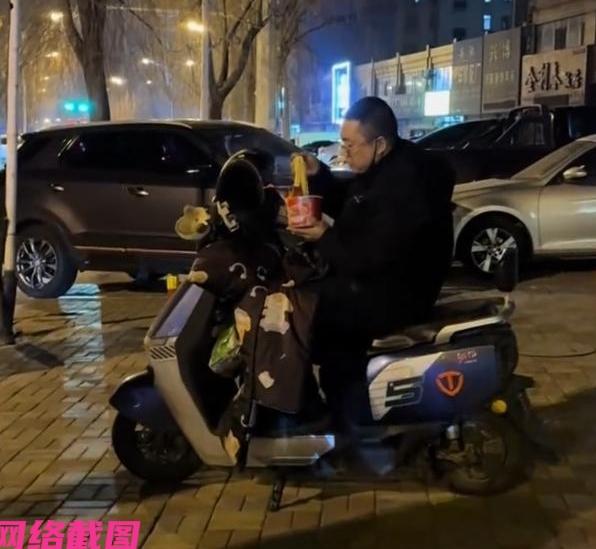 湖北宜昌有见得某处晚上路边在设卡查酒驾，却有骑车的大叔竟然买来泡面在一旁看热闹，