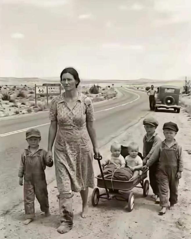 1936年7月6日，新墨西哥州，66号公路。照片中的女子是32岁的玛莎·埃文斯（