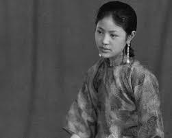 1963年，解放军师长陈广胜回乡，刚走到村口，就看见一个驼背老妇跪在地上哭。他以