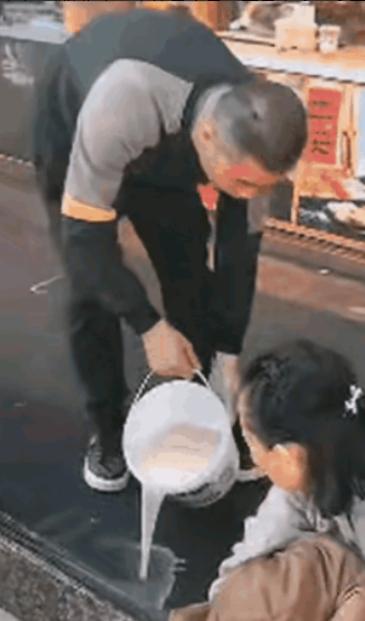 “格局打开！”2名游客逛街逛累了，便坐在一家柿饼店门前的台阶上休息，不料，店老板