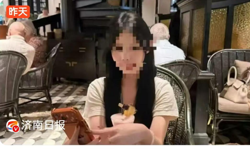 广东一所高校的大一女生，原本满心期待着一场异国狂欢，现实却给她和她的家庭兜头浇下